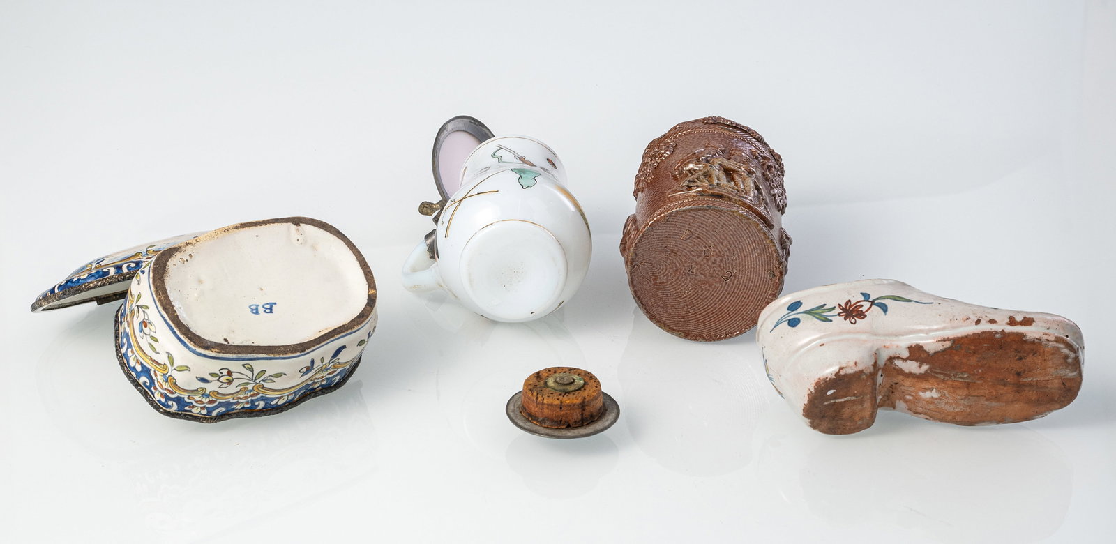 A SMALL GLASS JUG, A FAIENCE SHOE, A SNUFF BOX AND A CERAMIC BOTTLE - 5