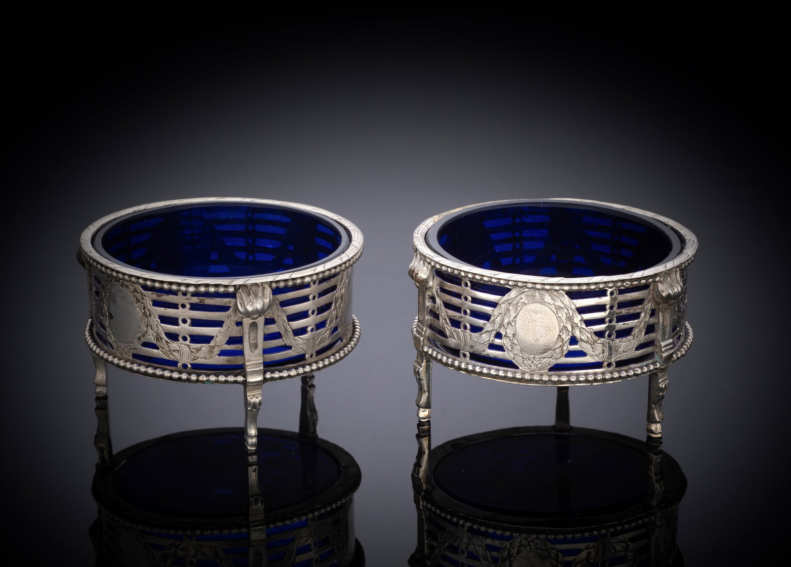 A PAIR OF GERMAN OPENWORK SILVER SALT CELLARS WITH BULE GLASS LINERS - 2