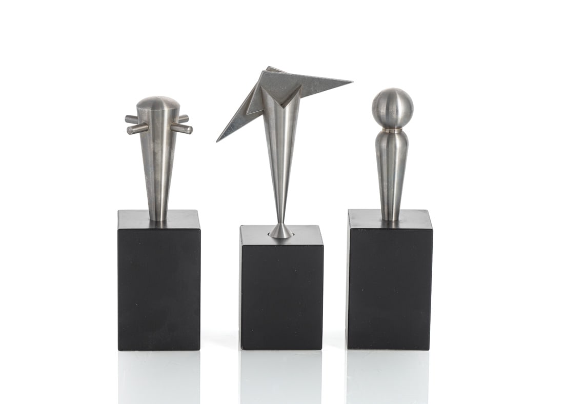 Hauser, Erich: Hauser, Erich Rietheim-Weilheim, 1930 - Rottweil, 2004 H. 10,5 - 11 cm Bottle stopper. Stainless steel, on a wooden base, for "Art et Cuisine", Villa Duttenhofer, Rottweil. With edition stamp on the