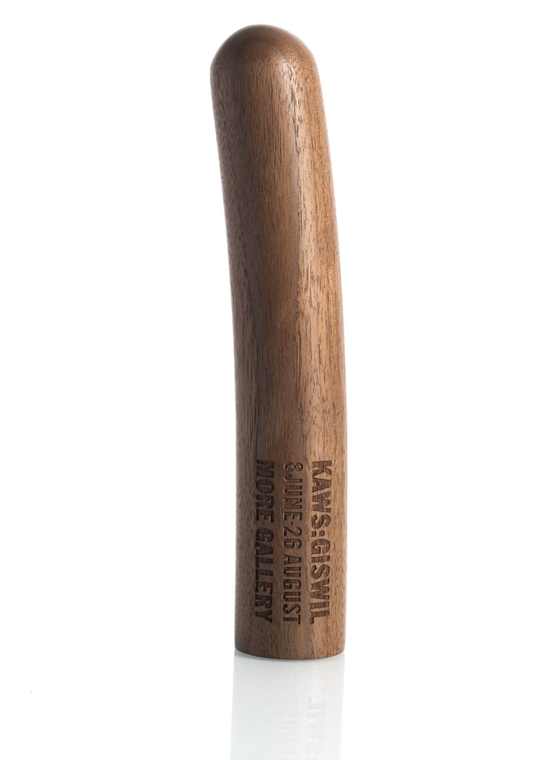 KAWS, d.i. Brian Donnelly: KAWS, d.i. Brian Donnelly Jersey City, 1974 H. 23,5 cm Pinocchio Nose Invitation for Giswil, 2013. Wood sculpture. Engraved with "KAWS: Giswil / 8 June - 26 August / More Gallery". Edition on the