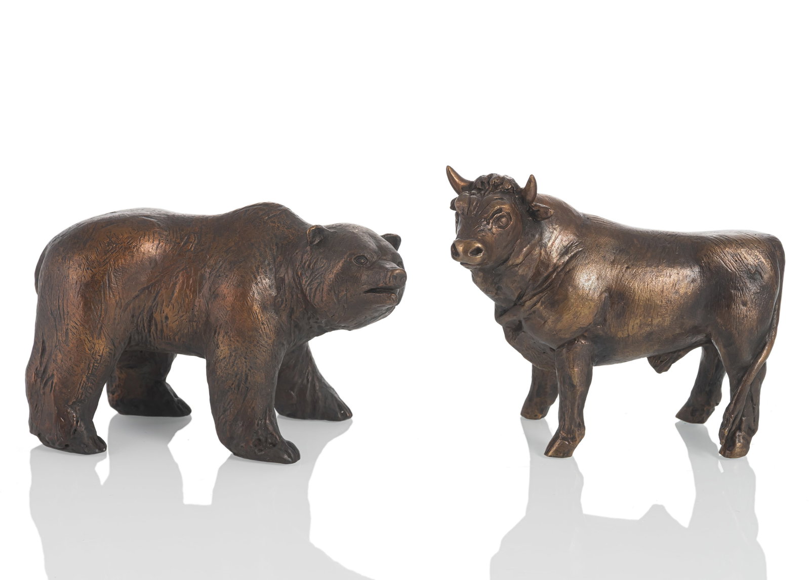Seefried-Matějková, Ludmila: Seefried-Matějková, Ludmila Heřmanův Městec/Tschechoslowakei, 1938 H. 12 cm / 10 cm Bull and bear, 1999. Bronze, brown patina. Both monogrammed in the cast. Edition: 300