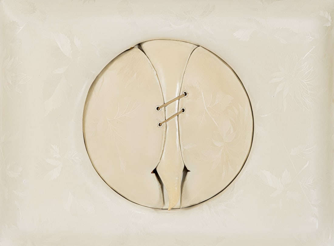 Riederer, Henriette: Riederer, Henriette Waiblingen, 1941 - Frankfurt am Main, 2003 30,5 x 40,5 cm, R. "Mit Nelglein besteckt", 1969. PVC relief. Signed and dated on the reverse. Publisher: edition dieterich. Galerie