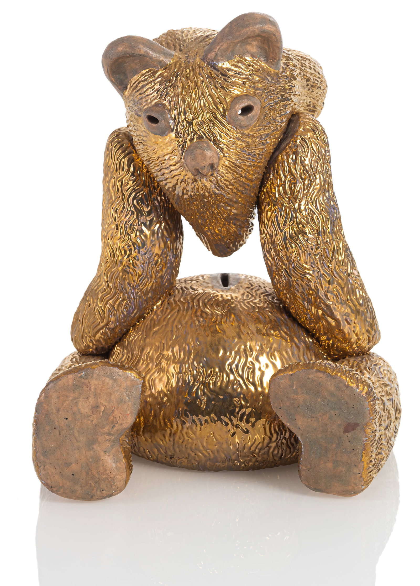 Larsen, Dirk: Larsen, Dirk Kopenhagen, 1951 H. 23 cm Money box bear, 1987. Clay, gold-coloured glaze. Corporate collection, Germany. Larsen, Dirk Kopenhagen, 1951 H. 23 cm Spardosenbär, 1987. Ton, goldfarben
