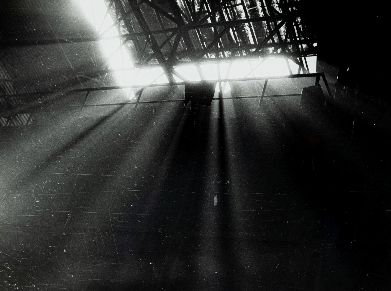 Stankowski, Anton: Stankowski, Anton Gelsenkirchen, 1906 - Esslingen, 1998 18 x 24 cm, R. "Licht im Raum Fabrik - Ruhrbesetzung, Fabriken liegen still", 1928. Silver gelatin print on photographic paper. Signed, dated