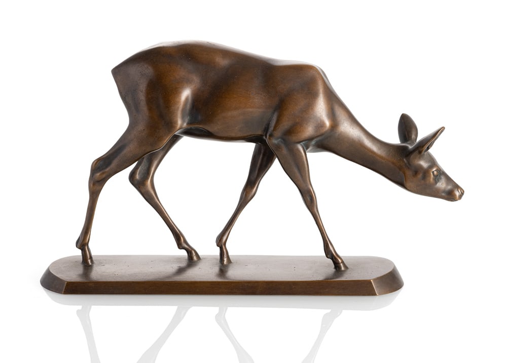 Anonymous: Anonymous L. 28 cm Deer. Bronze, brown patina, on a bronze plinth. Private property, Baden-Württemberg. Anonym L. 28 cm Reh. Bronze, braun patiniert, auf Bronzeplinthe. Privatbesitz,