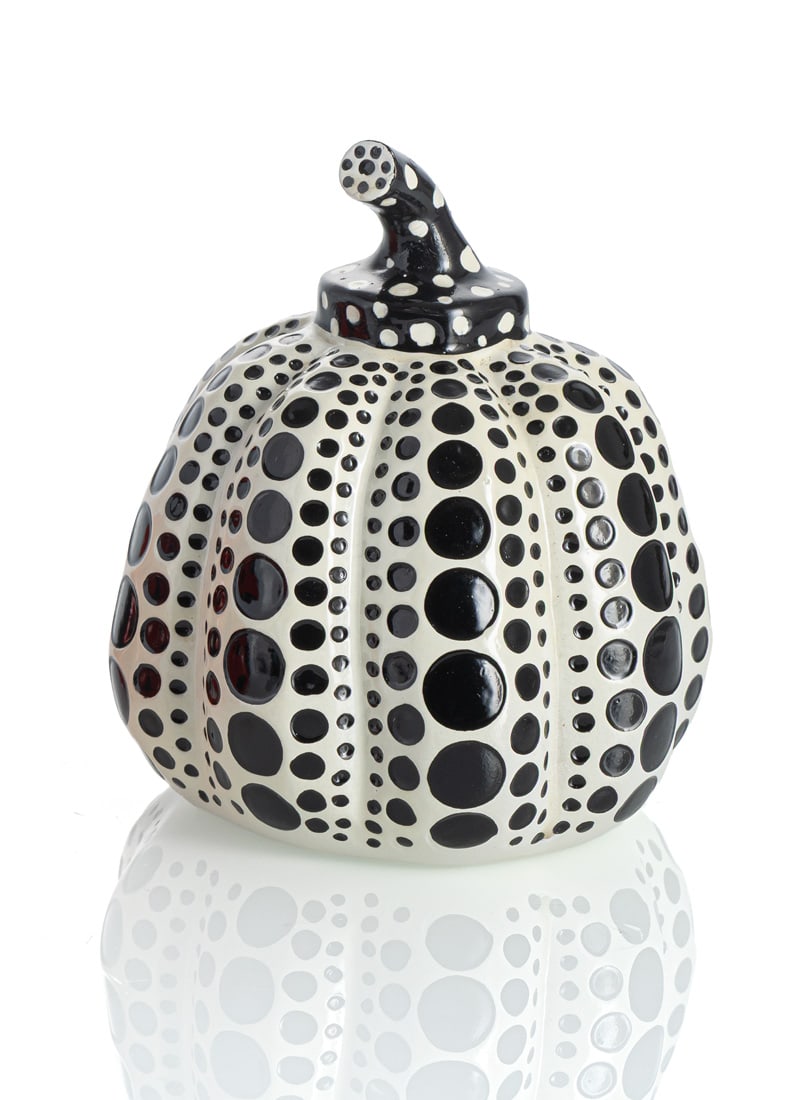 Kusama, Yayoi: Kusama, Yayoi Matsumoto/Nagano, 1929 9,5 x 8 cm "Pumpkin", c. 2010. Coloured synthetic resin sculpture, in original box. Copyright notice on the underside. Private property, Switzerland. Kusama,