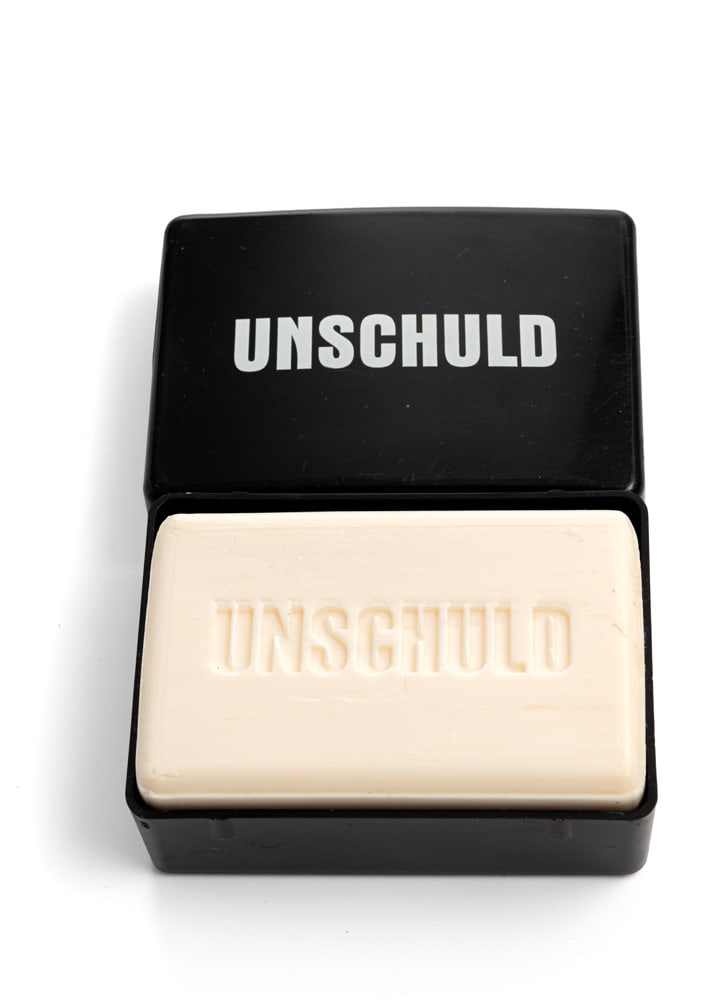 Hörl, Ottmar: Hörl, Ottmar Nauheim/Groß-Gerau, 1950 7 x 9,5 x 4 cm Innocence, 1997/2014. Soap in plastic box. Signed, dated and numbered 53434/82.000.000 on a label on the underside. Private collection,