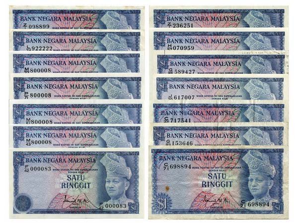 MALAYSIA 1976-81 Bank Negara Malaysia 1 ringgit (14): MALAYSIA 1976-1981 Bank Negara Malaysia 1 ringgit (14): 1976 1 ringgit (H/57 070958, Z/I 236251, F/24 000083), P13a, 3 Pieces; 1981 1 ringgit (M/43 800008, M/51 800008, P/71 800008, M/77 800008, L/74 