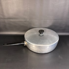Wear Ever USA Made Aluminum/ Teflon Skillet with Lid