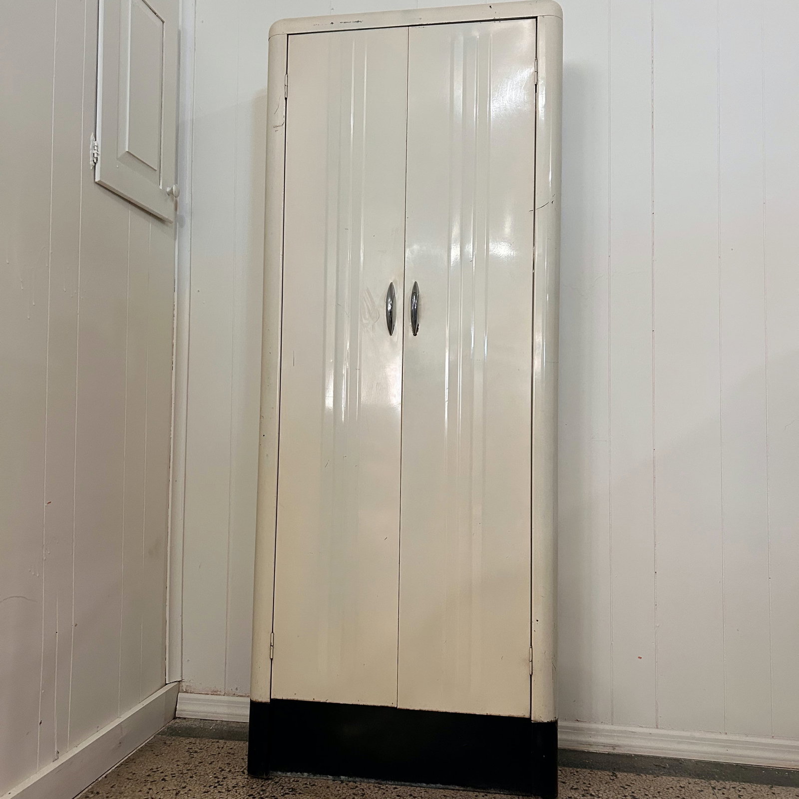 Vintage 1950's Metal Cabinet (1 of 9)