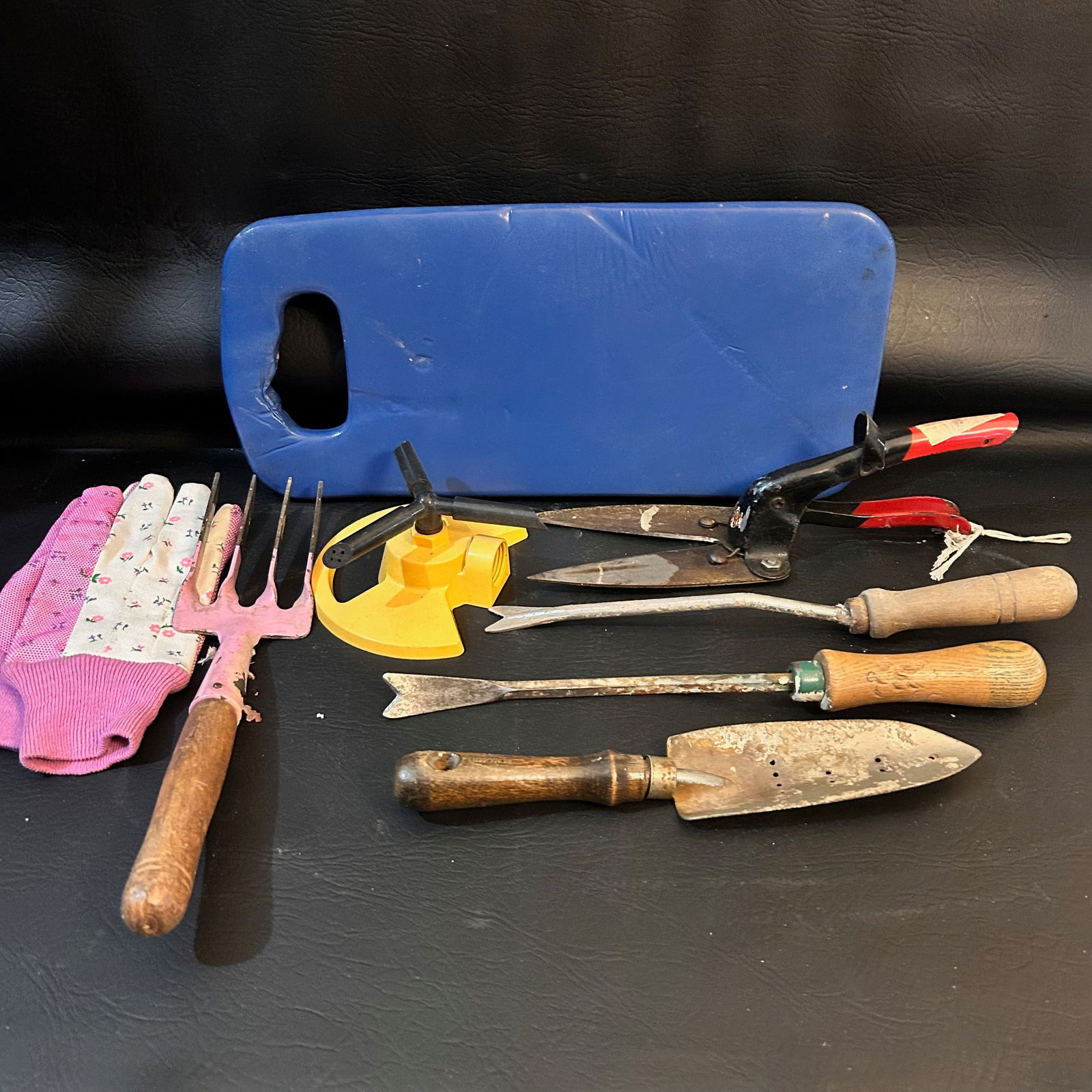 Gardener's Tool Lot: Lot comes as pictured.