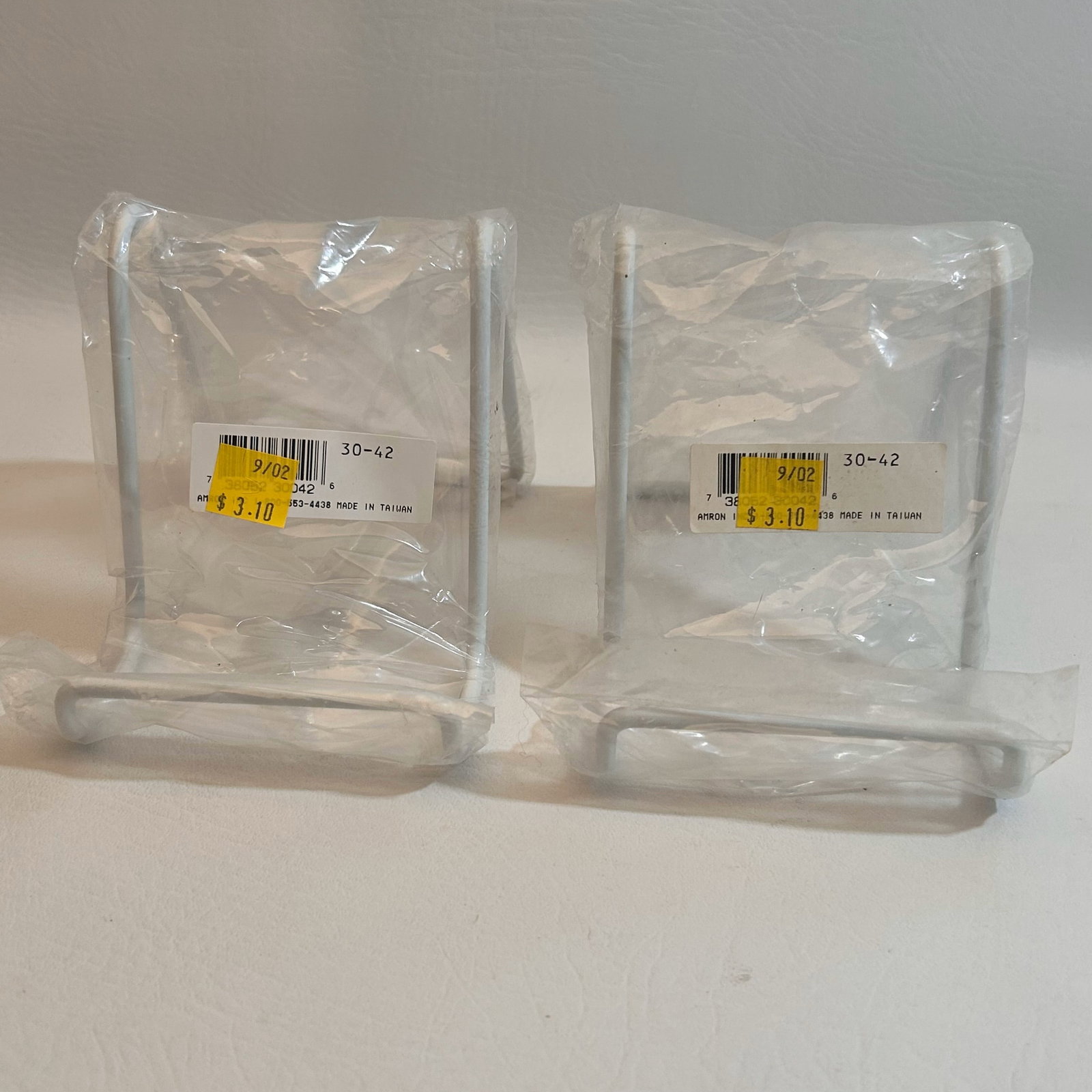 Pair of Unused Plate Display Holders: 1: W3.25in H4in D5.25in