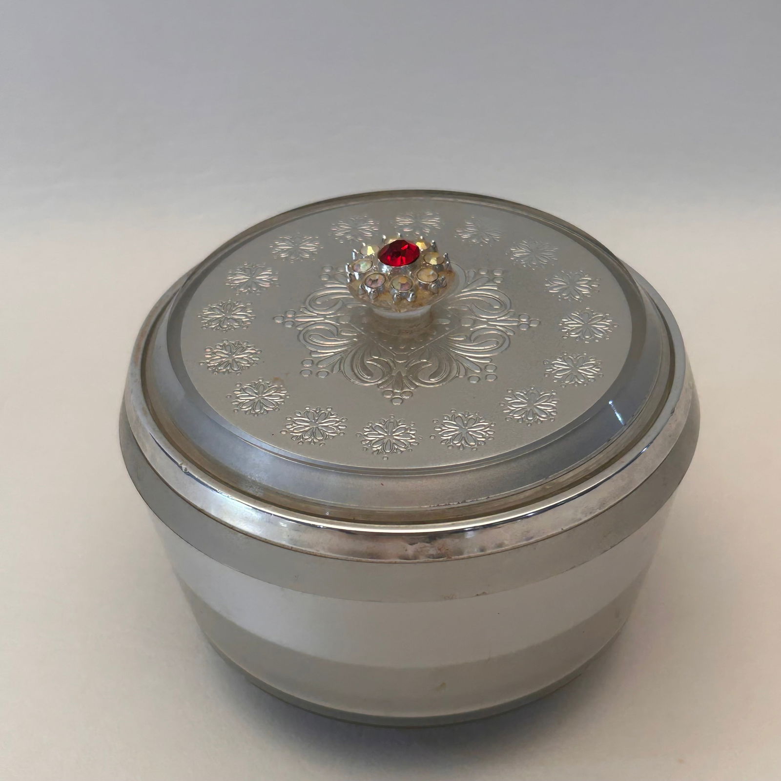 1970's Lady Mate Musical Powder Box with Rhinestone Embellishment (1 of 4)
