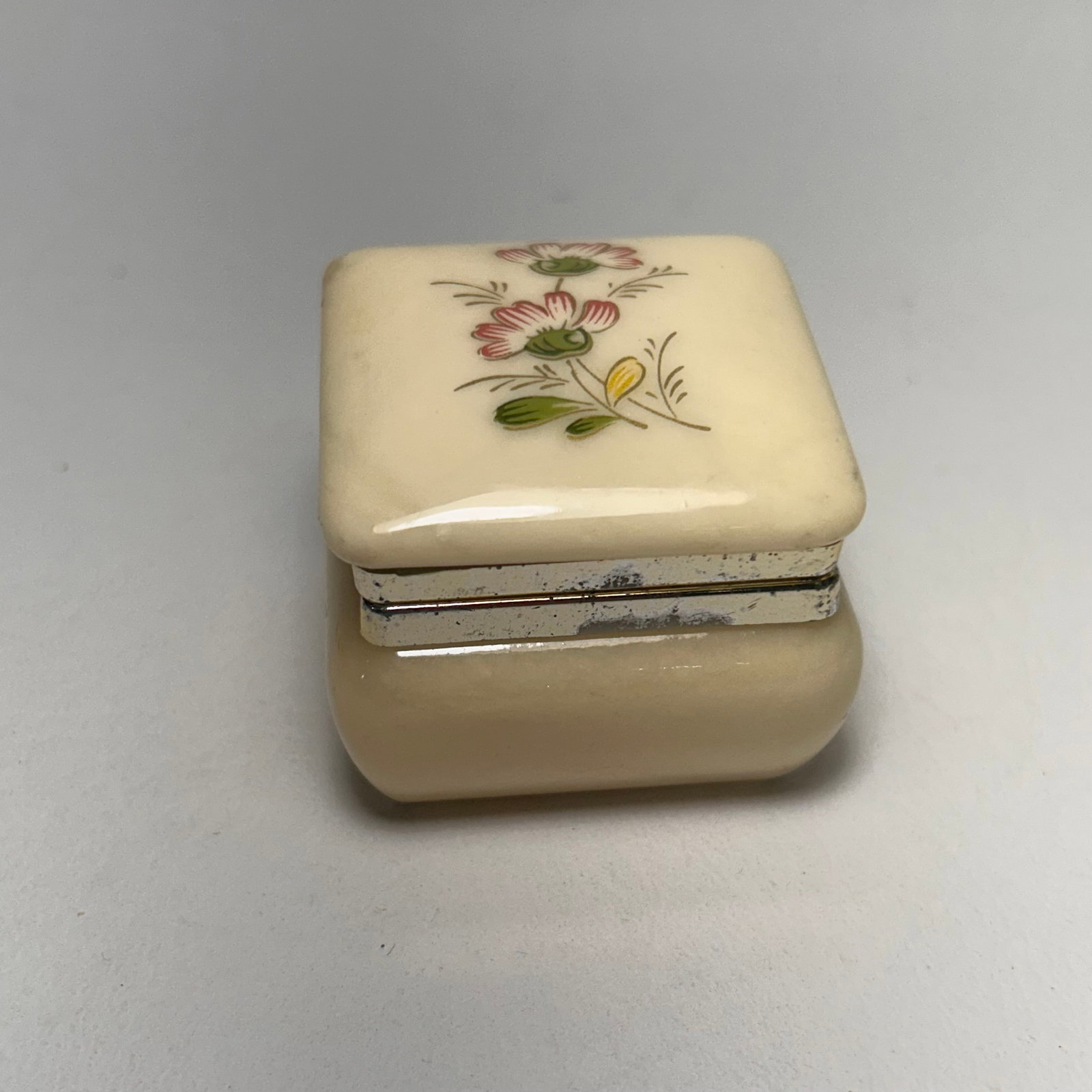 Carved Alabaster Mini Trinket Dish Made in Italy: W2in H1.5in