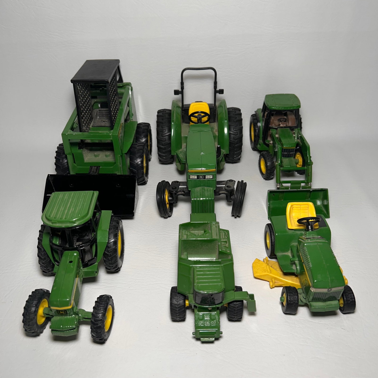 Lot of 6 Diecast John Deer Novelty Collectors Tractors: W15in H11in D16in