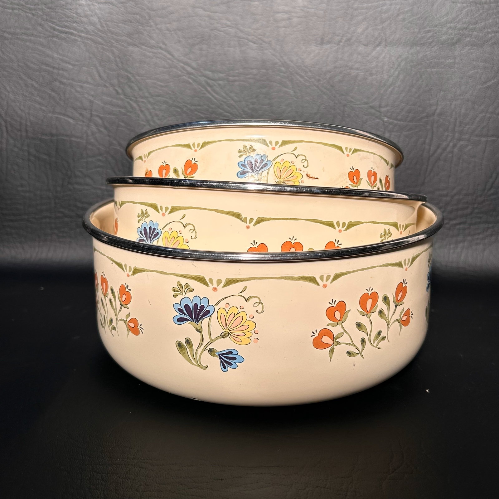 Vintage Floral Enamelware Serving Bowl Set of 3: Total: W7in H3in