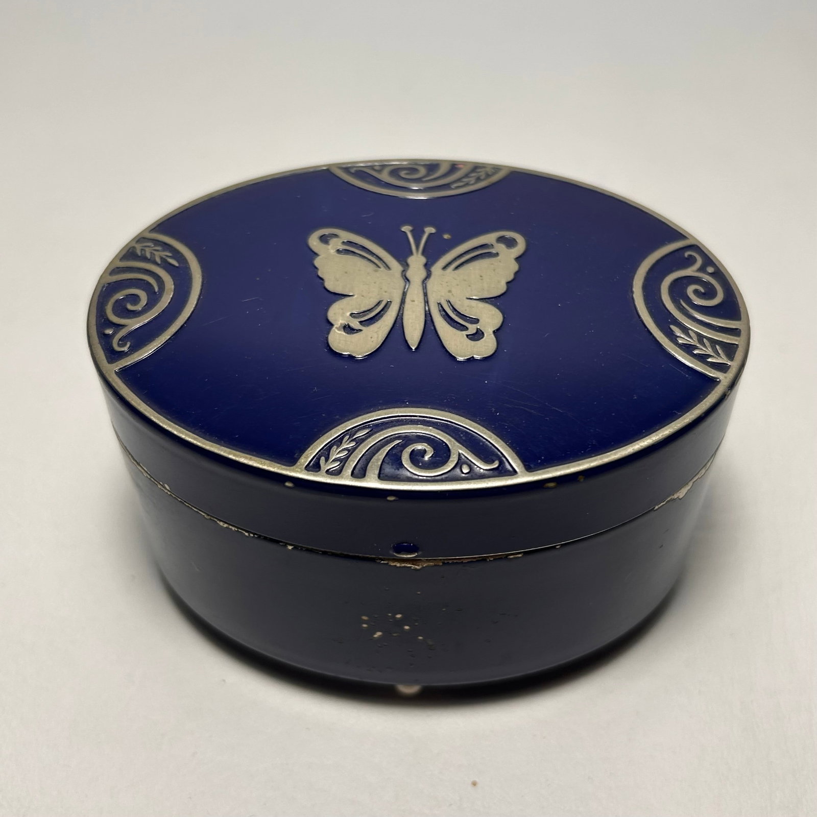 Antique Lucretia Vanderbilt Vanity Powder Box Art Deco with original Insert: W3.75in H2.5in D2.75in