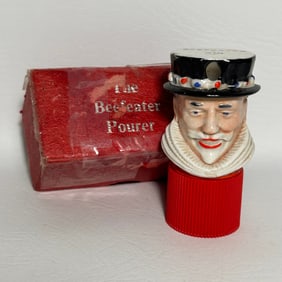 England The Beefeater Pourer by Wade Gin Screw On Lid in Original Box