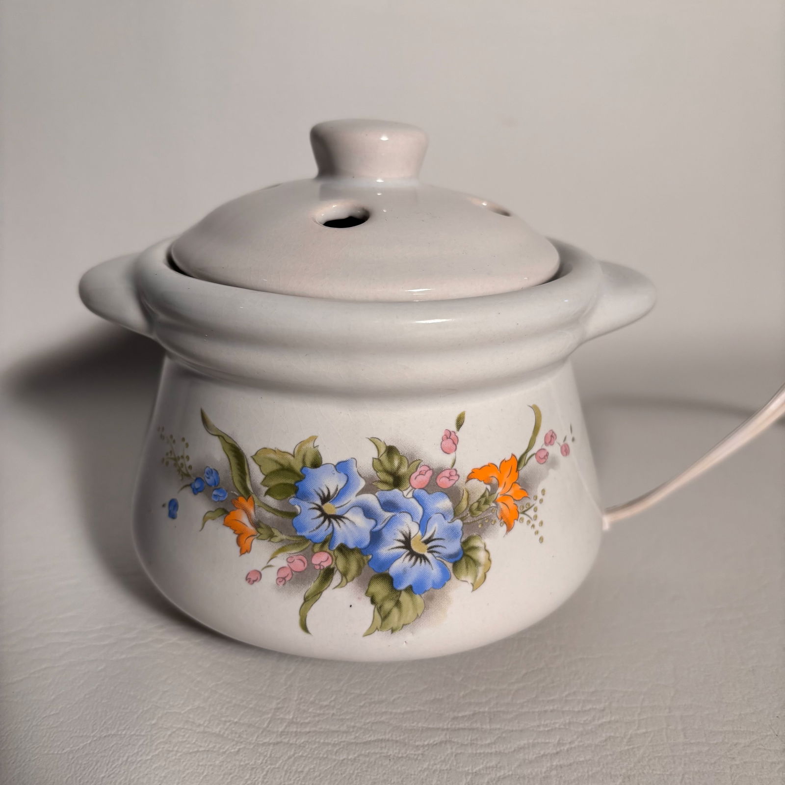 Vintage 1980s "The Electric Potpourri Pot" Scent Warming Ceramic Mini Appliance: W4.75in H4.5in D4.75in