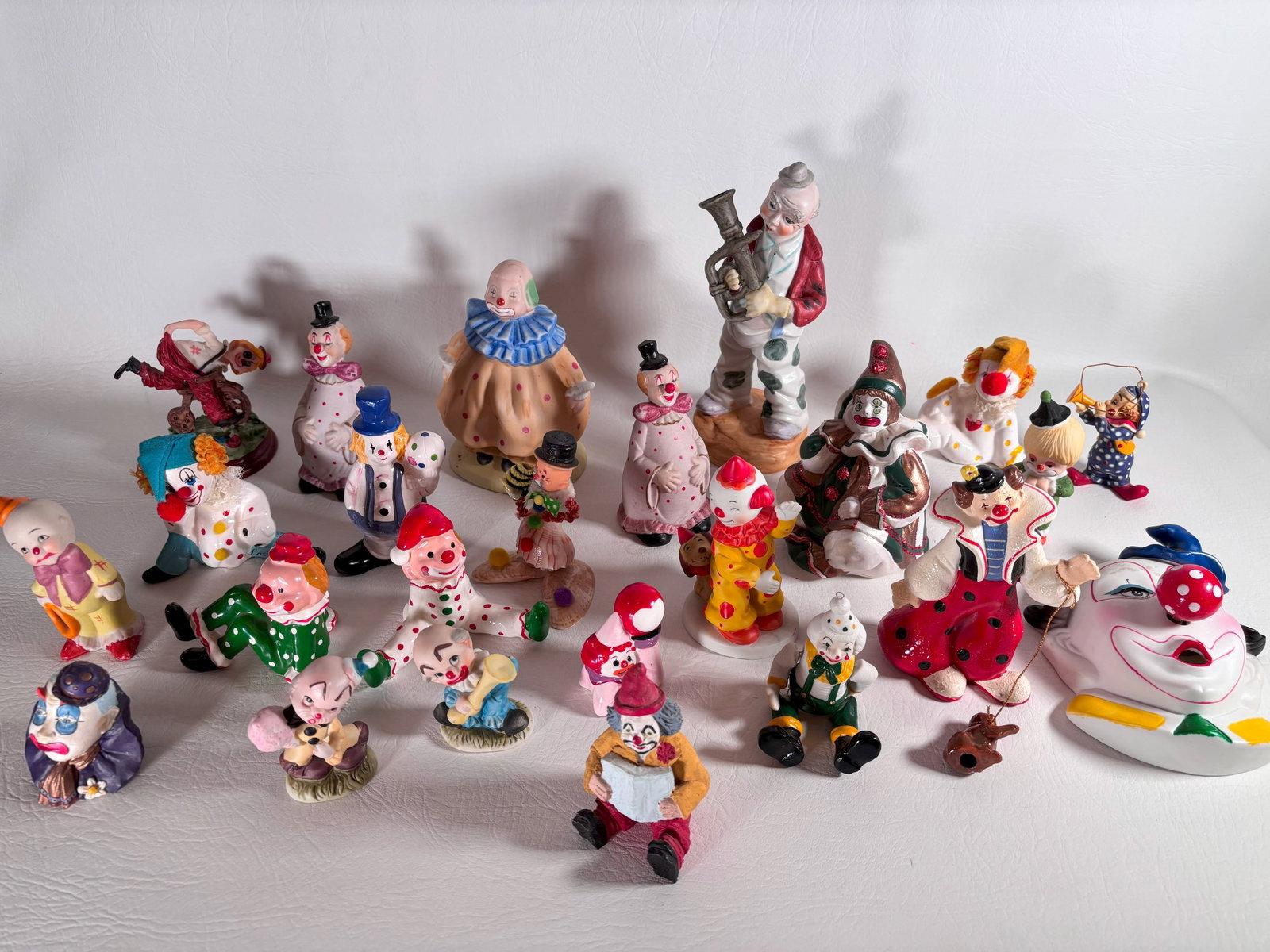 Huge Lot of 24 Clown Figurines: W13in H9in D8in