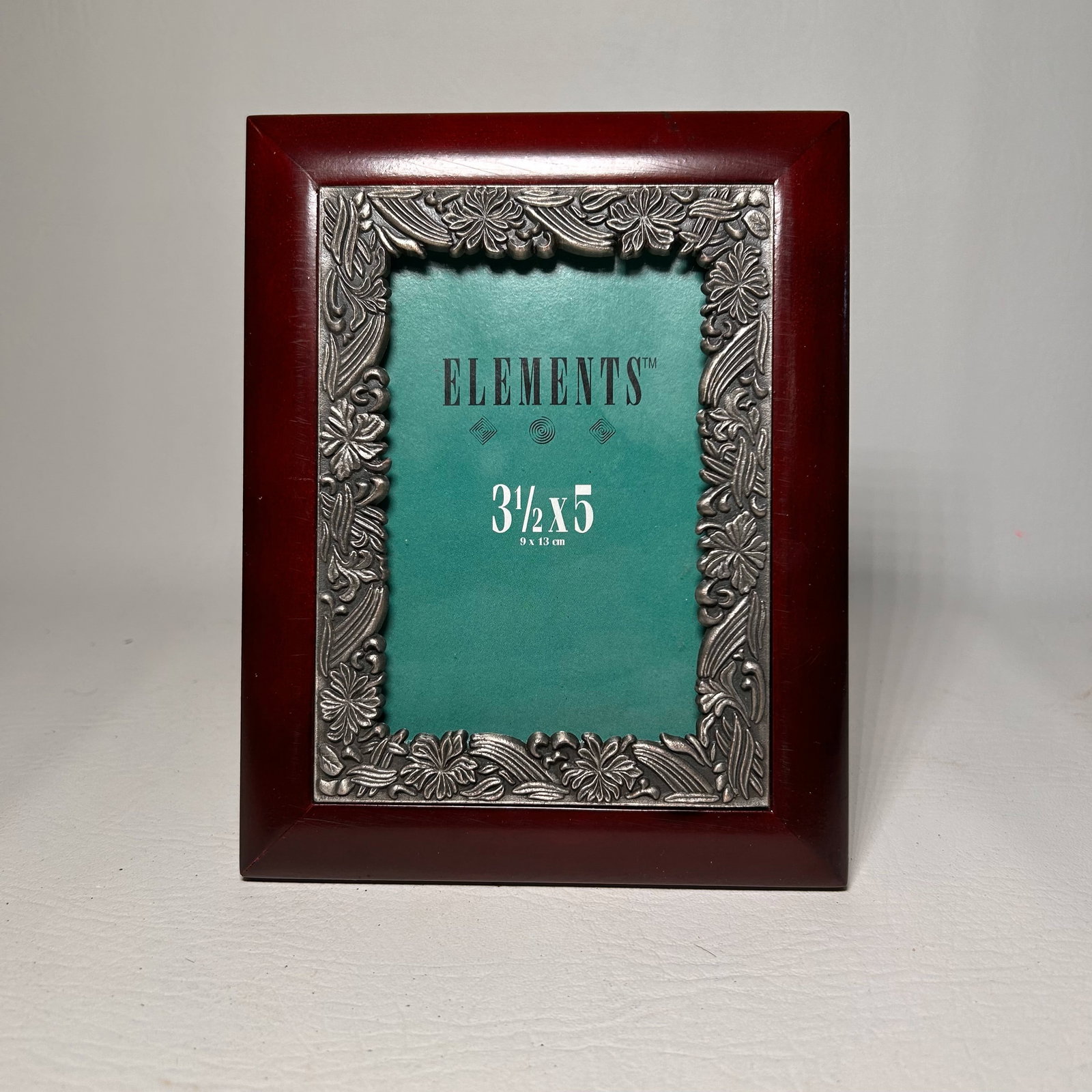 Cute Wood/ Metal Photo Frame: W5.75in H7in D0.25in
