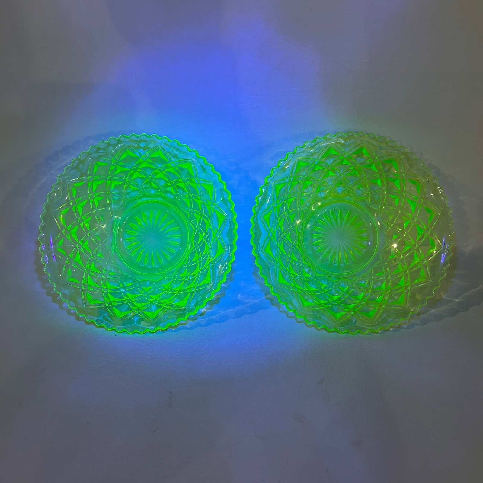 Vintage URANIUM Depression Glass Starburst Diamond Pattern Bowl Pair (1 of 4)