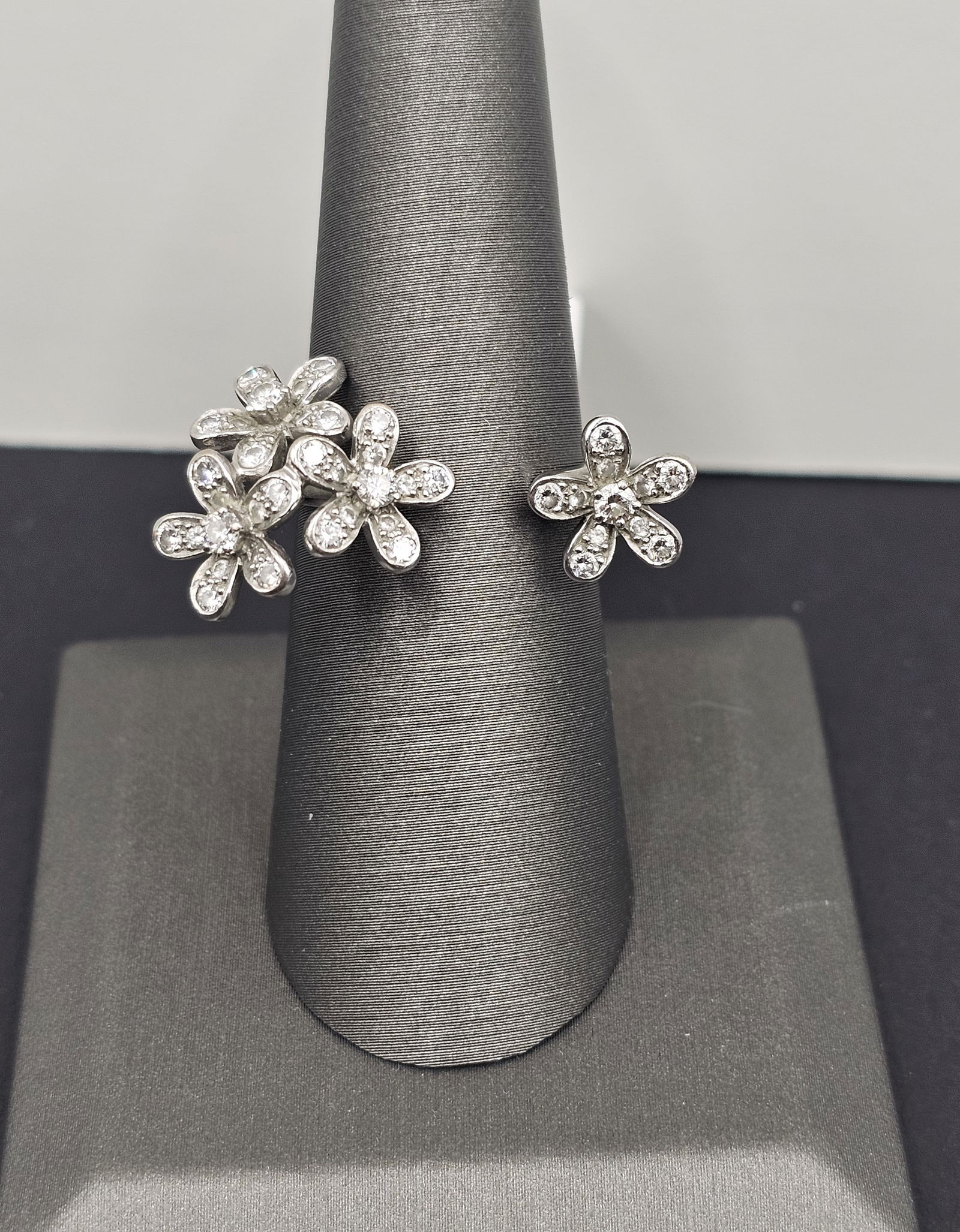 18K Van Cleef & Arpels Socrate (Between the Finger) Ring (1 of 10)