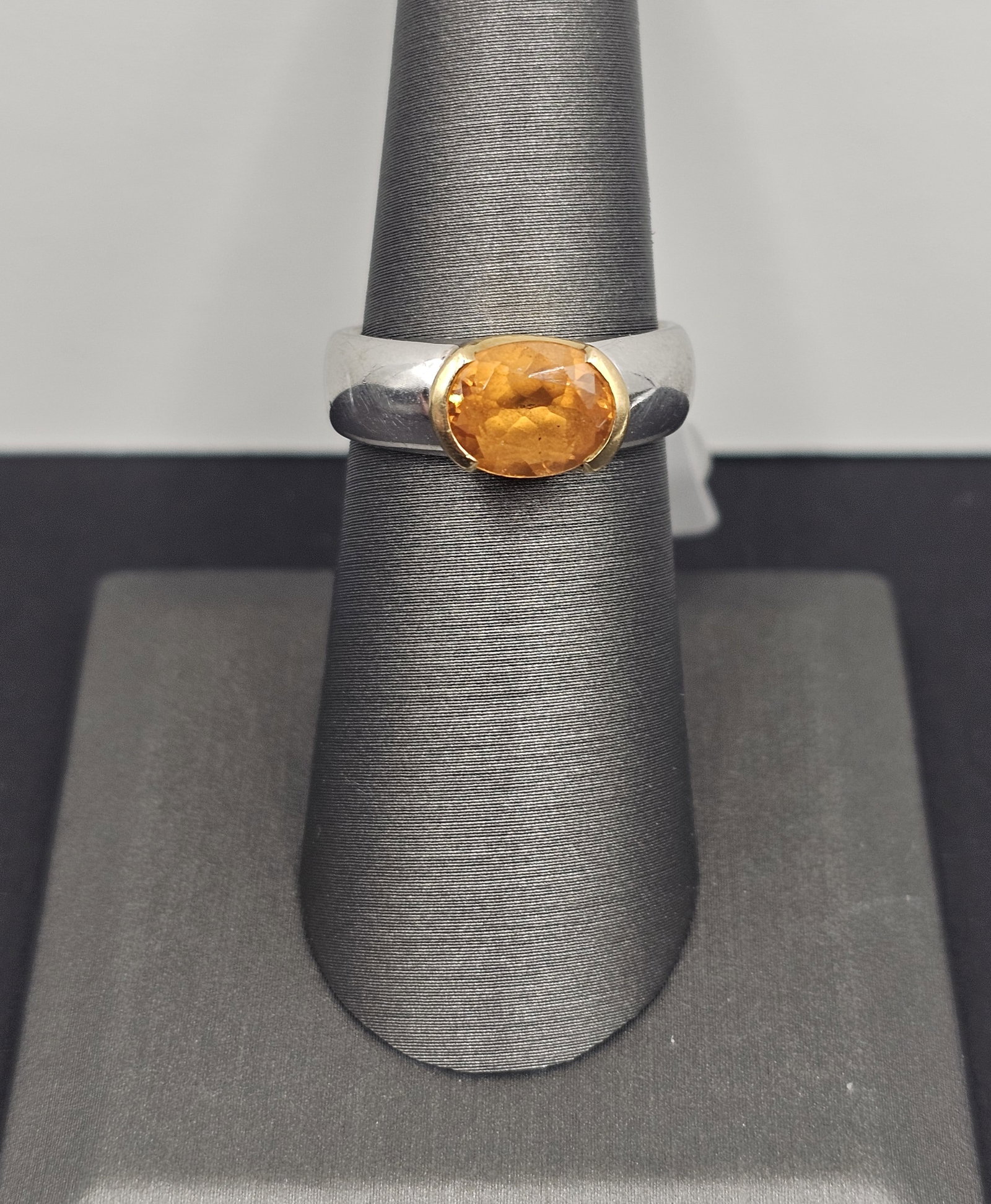 18K White Gold Gübelin (Swiss Designer) Ring: Size 6, weighs 9.55 grams