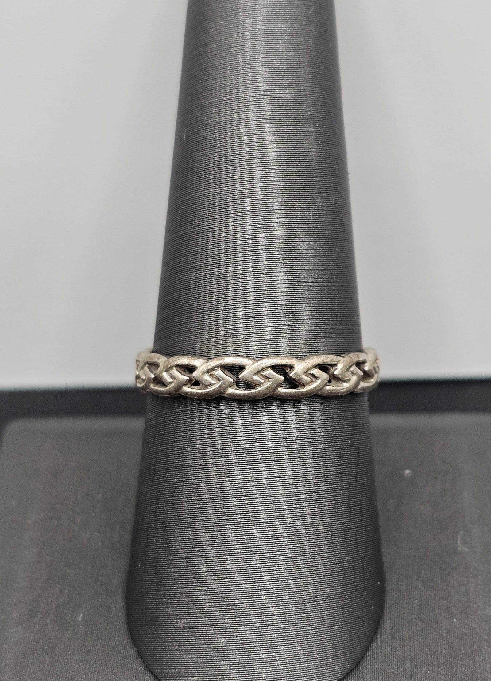 Celtic Loop 925 Silver Band: Size 8.75, Marked 925, 1.87 grams