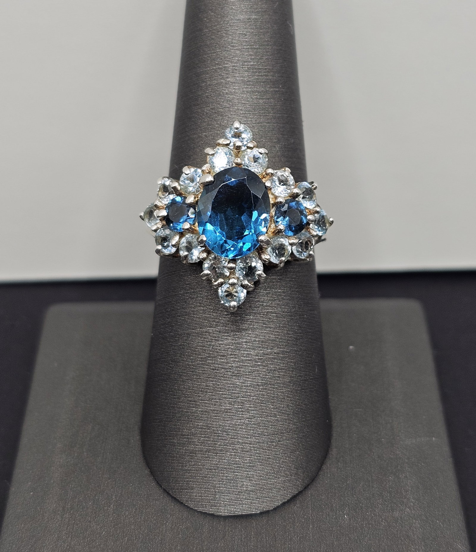 Beautiful Blue Topaz 925 Silver Ring: Size 7.25, Various shades of Blue Topaz on a nice solid band, 6.69 grams