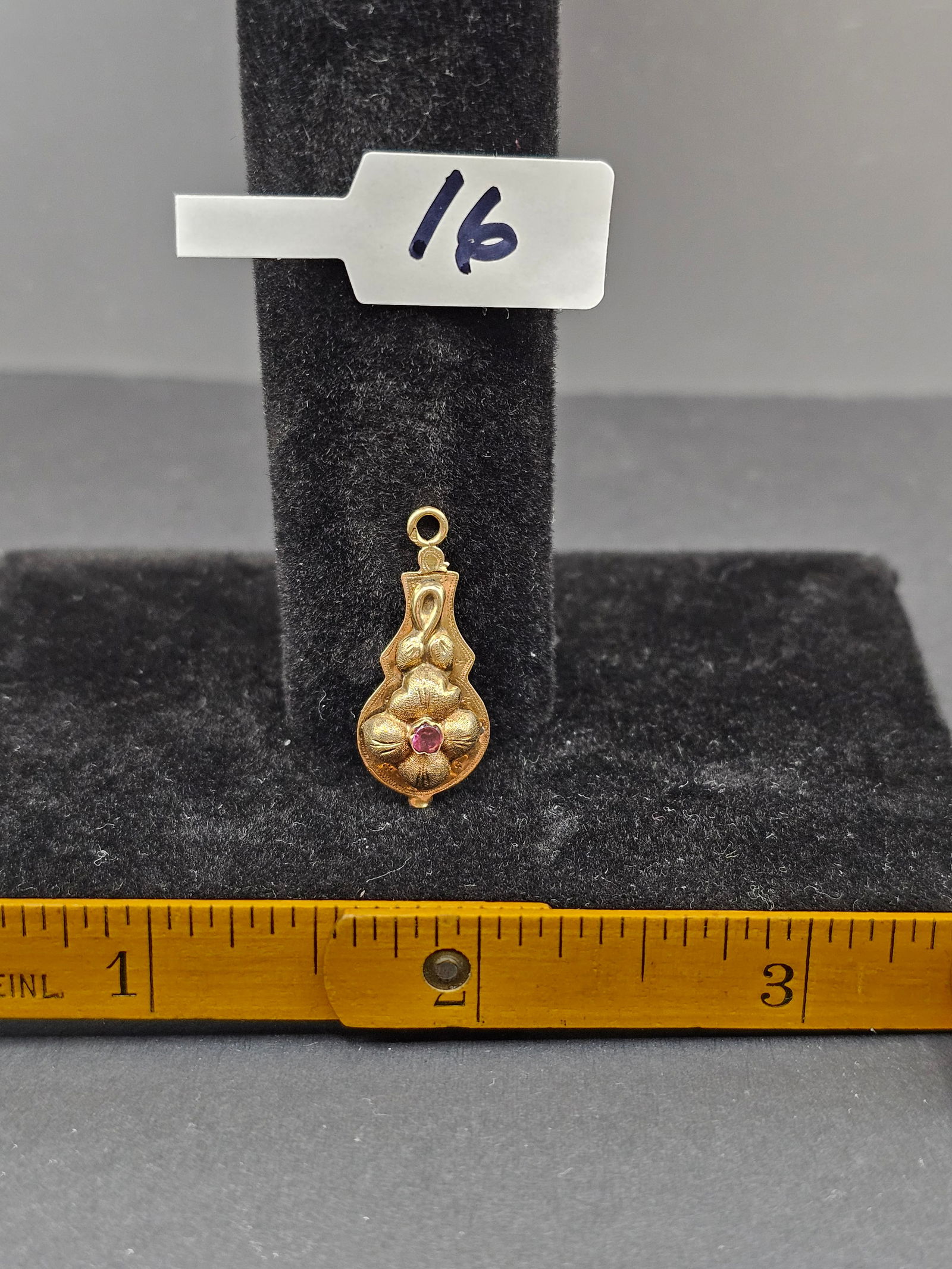 18K Pendant/Charm: 18K Pendant/Charm