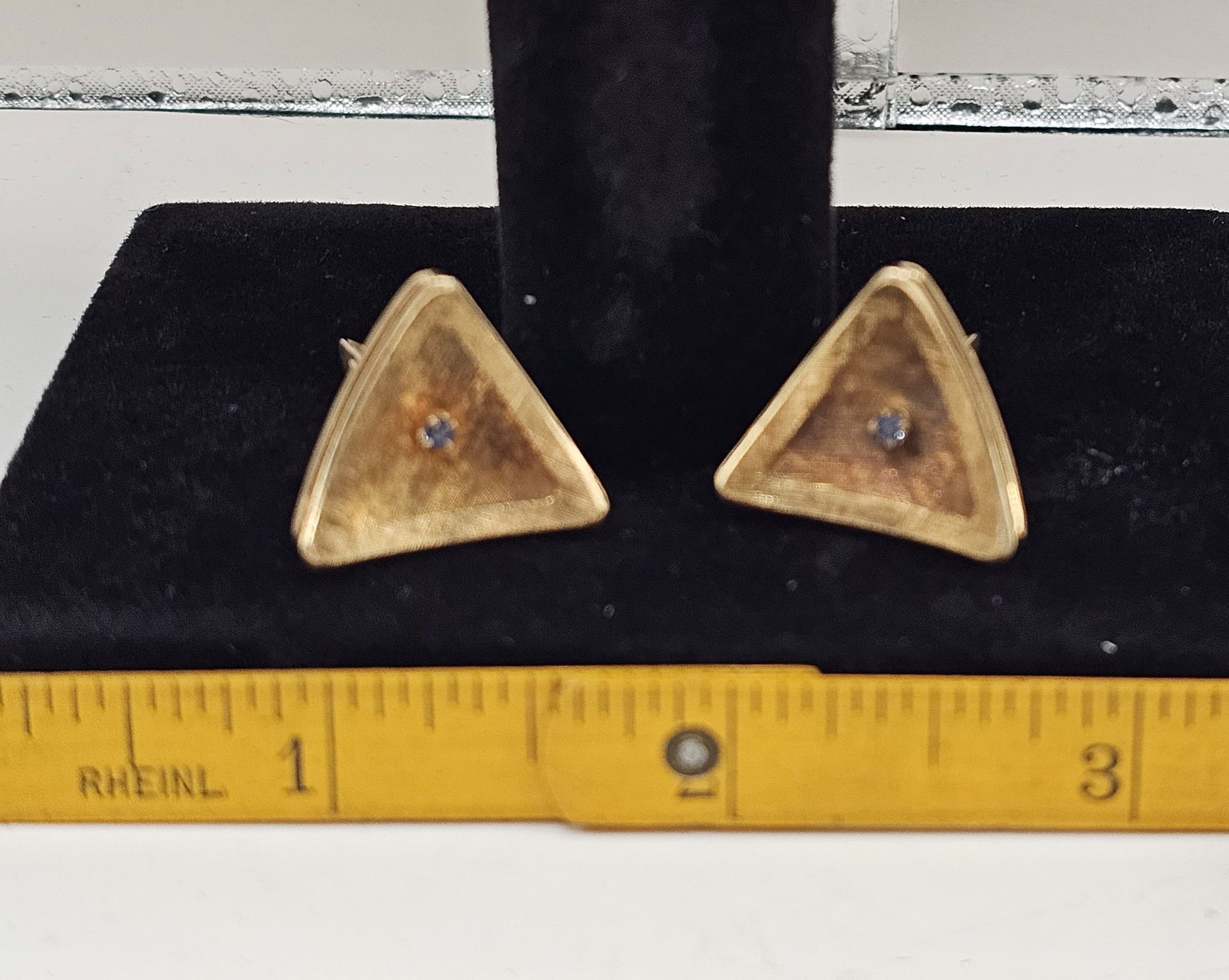 18k Yellow Gold Cufflinks, with Sapphires: 18k Yellow Gold Cufflinks, with Sapphires