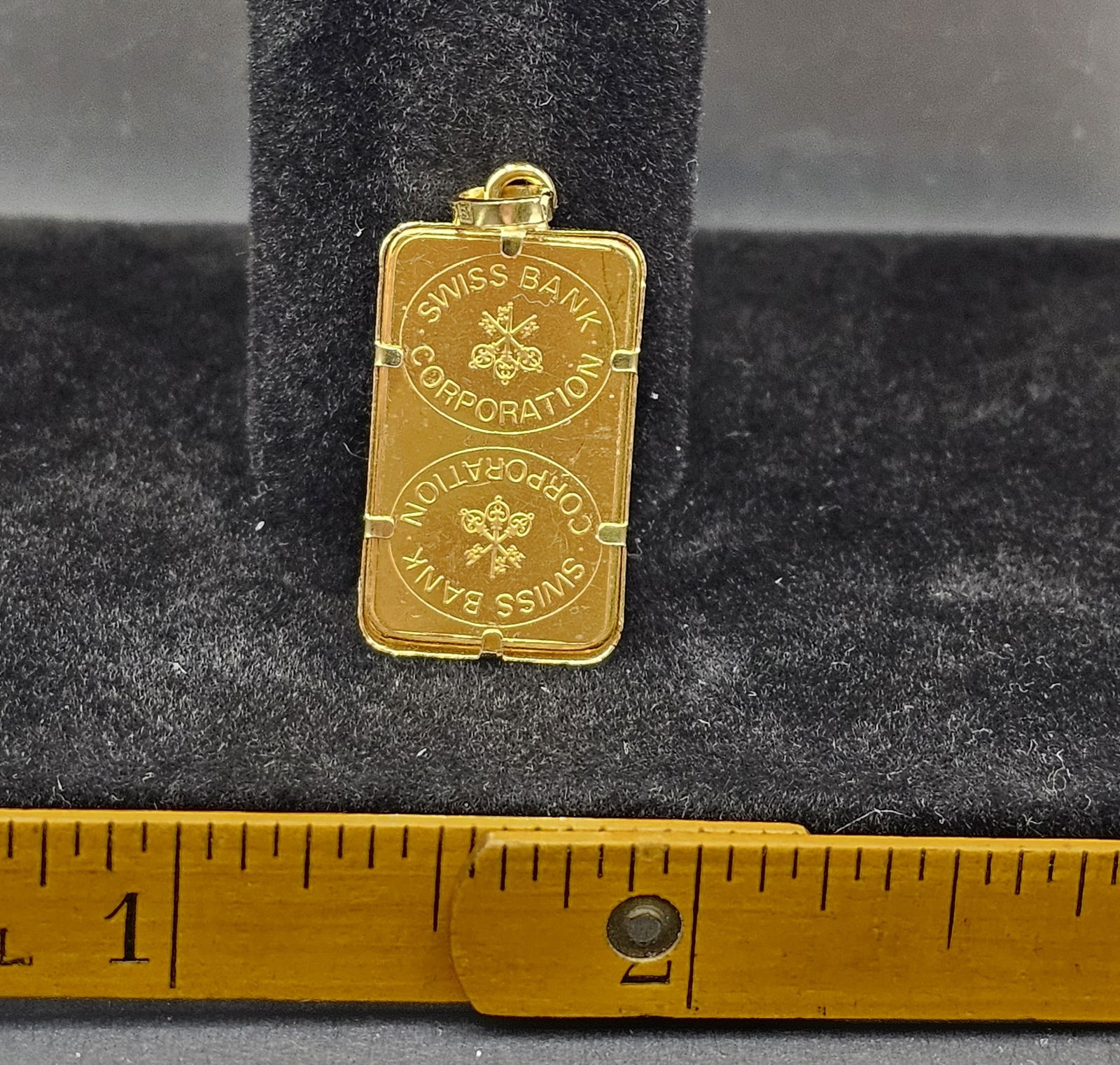 5g Fine Gold with 18K (0.9 g) Bezel and Loop: 5g Fine Gold with 18K (0.9 g) Bezel and Loop