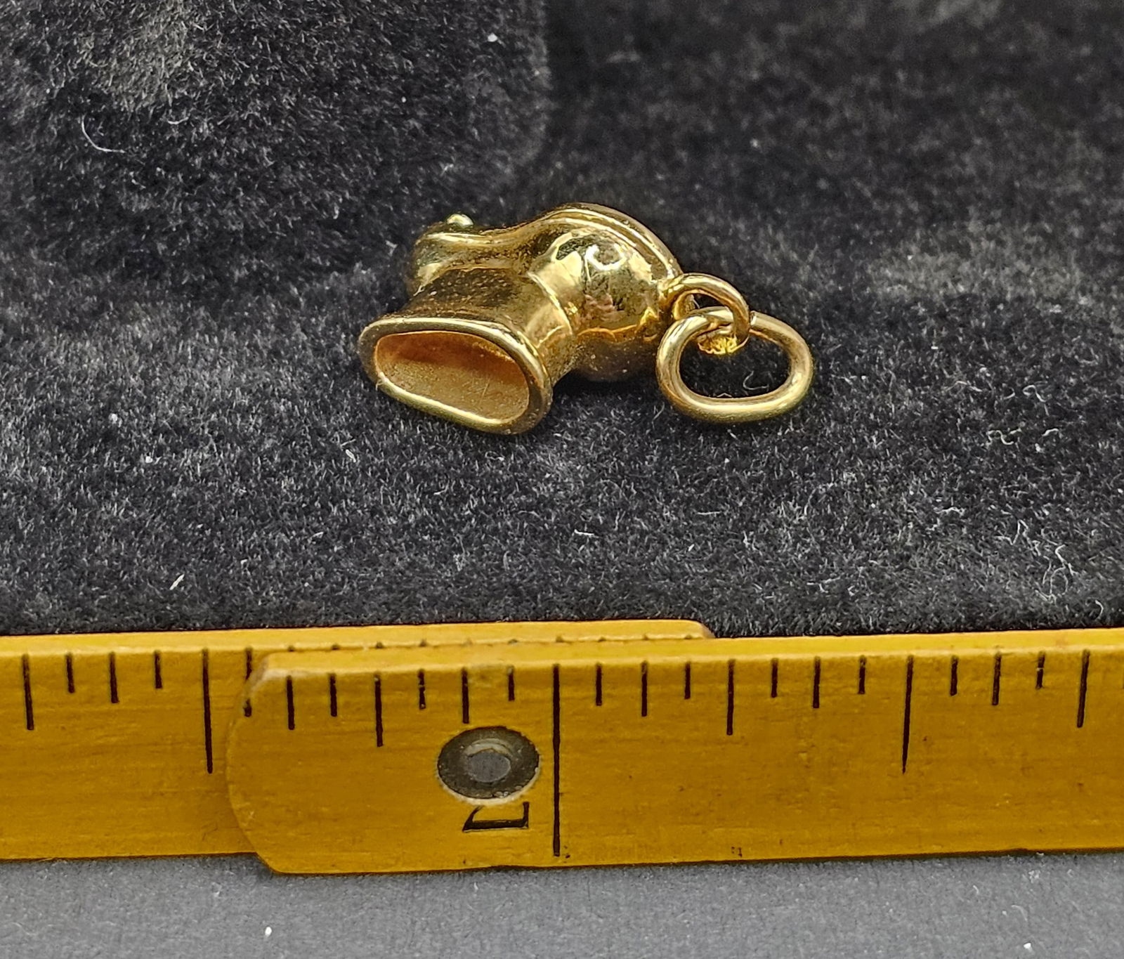 18k Yellow Gold Bidet/Toilet Charm: 18k Yellow Gold Bidet/Toilet Charm
