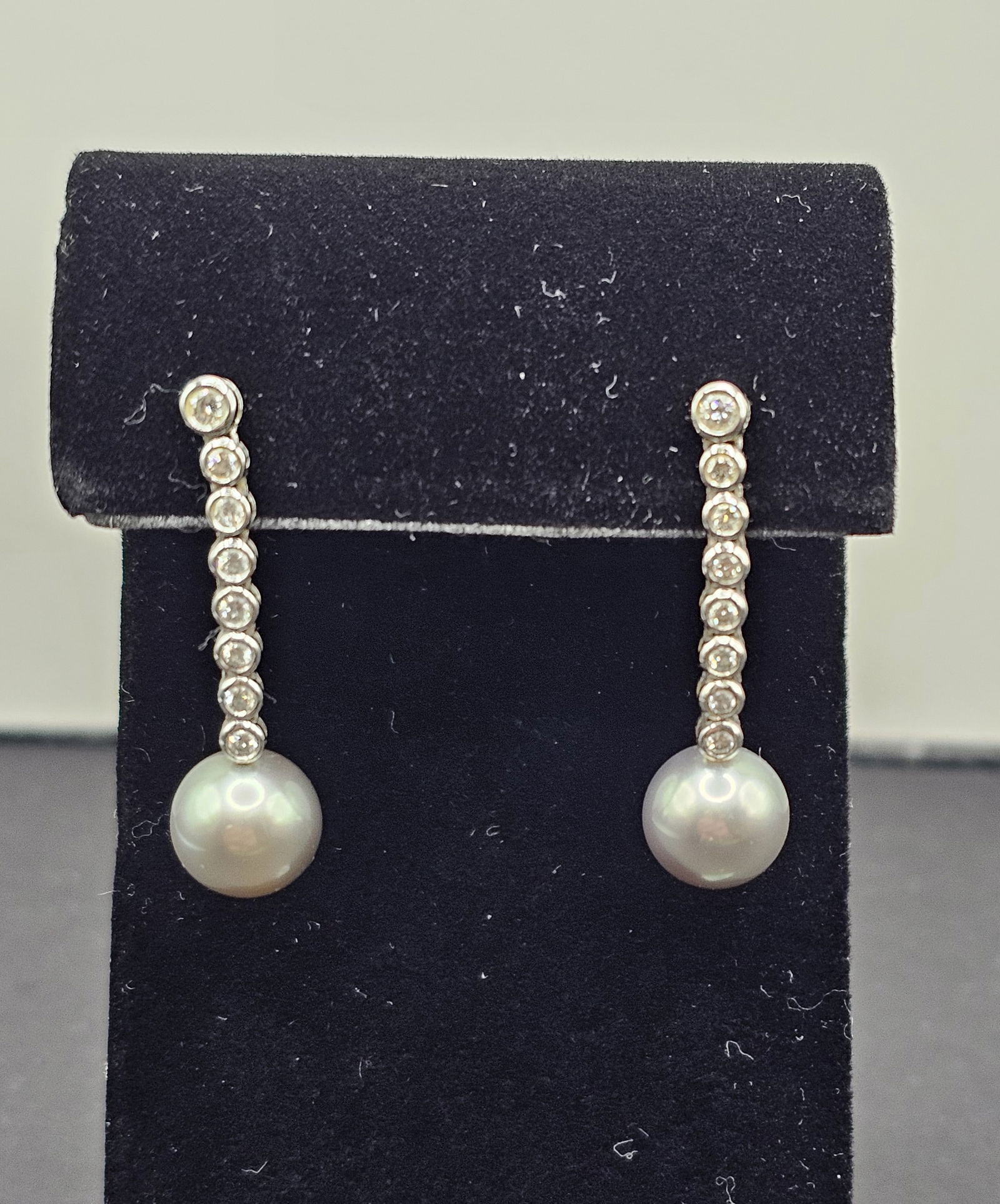 18k Diamond and Grey Pearl Dangle Earrings: 18k Diamond and Grey Pearl Dangle Earrings