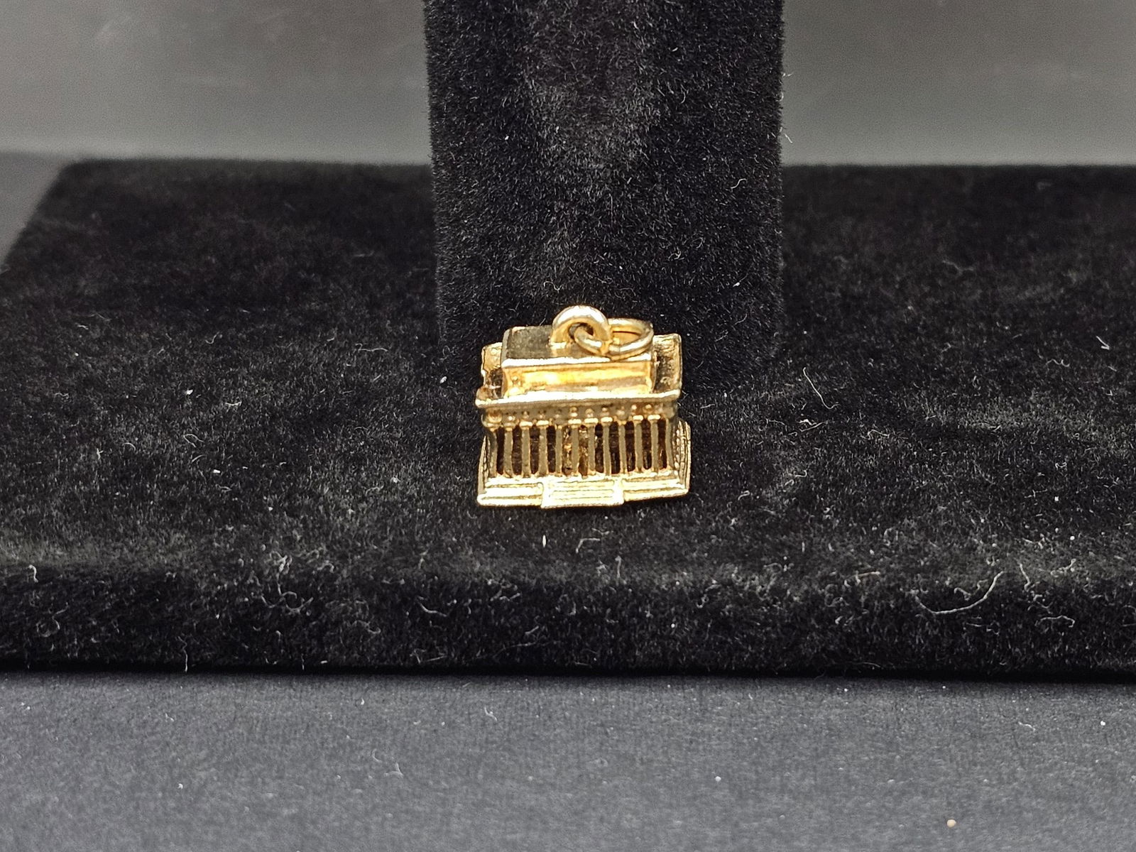 14k Lincoln Memorial Charm: 14k Lincoln Memorial Charm