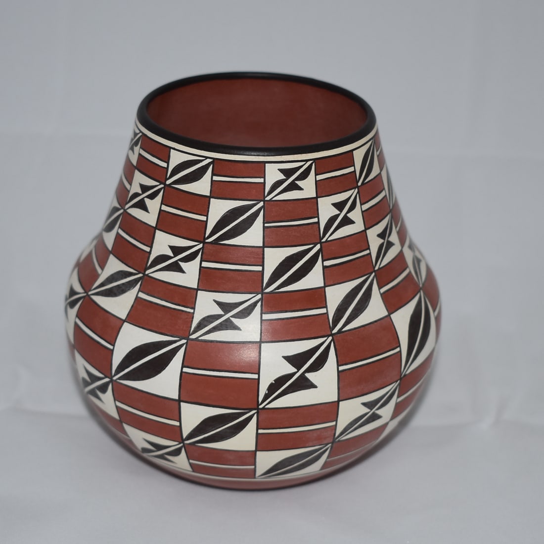 BARBARA & JOSEPH CERNO (ACOMA) POT (1 of 4)