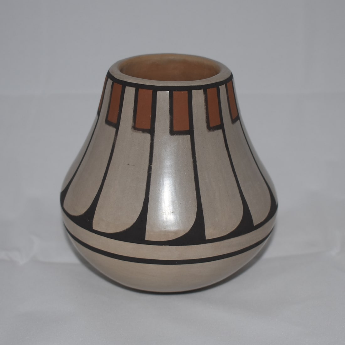 BLUE CORN (SAN ILDEFONSO) POT (1 of 4)