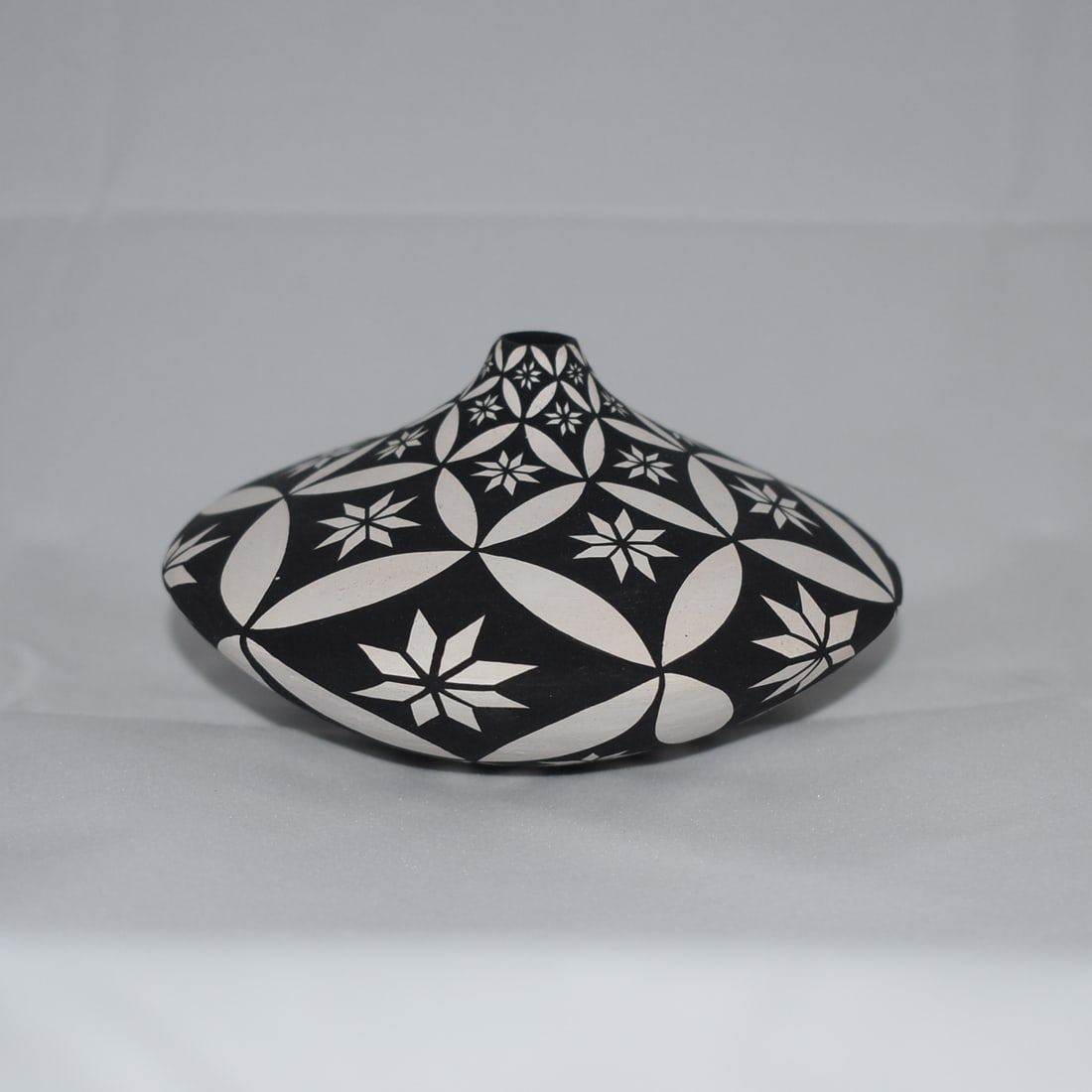 DOROTHY TORIVIO (ACOMA) SEED POT (1 of 4)