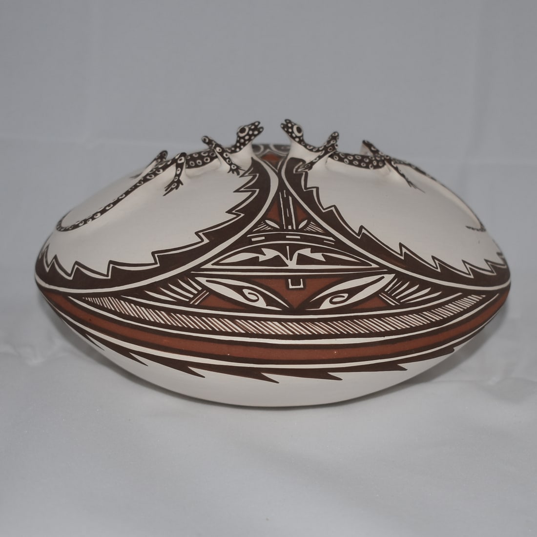 NOREEN SIMPLICIO (ZUNI) SEED POT WITH LIZARDS IN RELIEF (1 of 4)