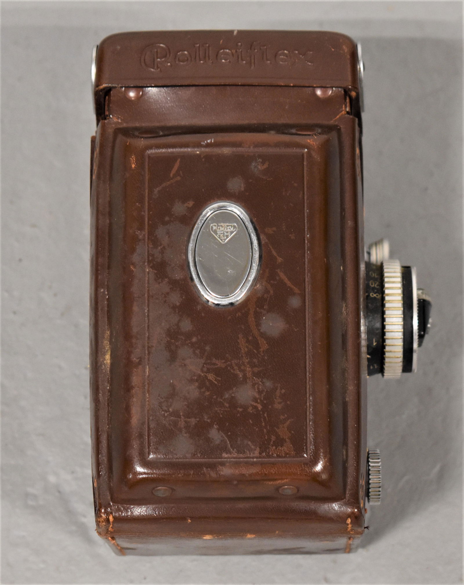 Rolleiflex 2.8E Model K7E Camera: 1956-59 ROLLEIFLEX CAMERA- FIRST MODEL WITH BUILT IN METERING BAY SIZE 3- HEIDOSMAT 2.8|80 MM KARL ZEISS- WITH LEATHER, SERIAL NUMBER 1622838- NORMAL WEAR