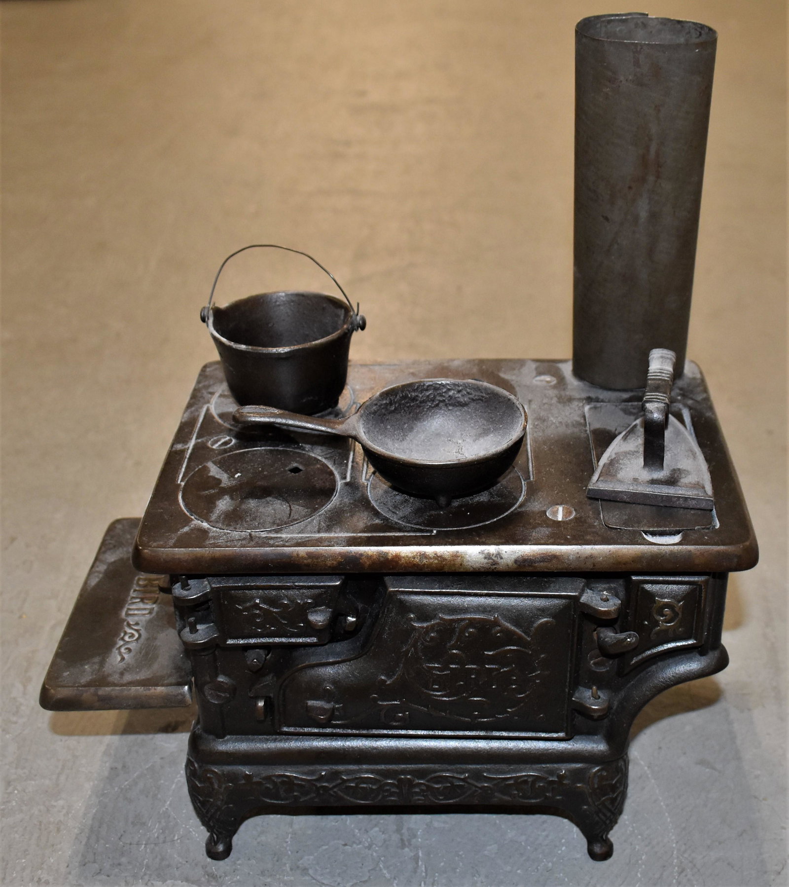 Salesman Sample Cast Iron Stove: EARLY 20TH CENTURY BLACK CAST IRON SALESMAN SAMPLE OR TOY STOVE "BIRD" KENTON BRAND - 10 3/4"W X 6"D X 6 1/2"T (12 1/2"T WITH PIPE) - IMPERFECTIONS