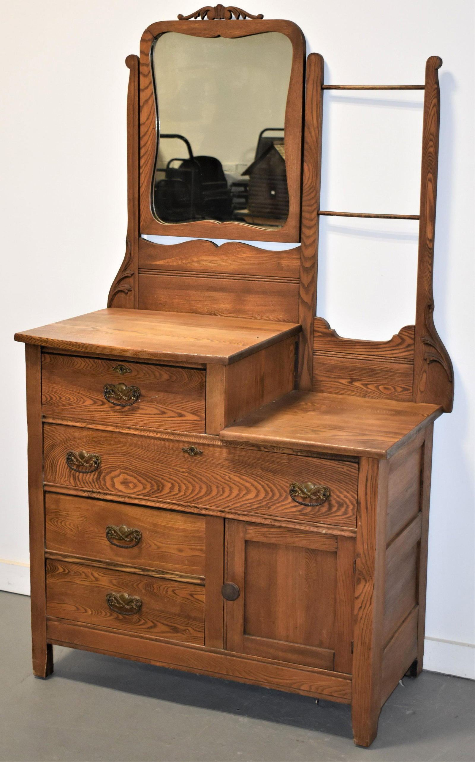 Victorian Oak L Chest: UNUSUAL 19TH CENTURY VICTORIAN OAK L CHEST/COMMODE - STEPPED TOP WITH 4 LOWER DRAWERS AND SINGLE CABINET LOWER RIGHT WITH MIRRORED BACK WITH TOWEL BARS - 66"T X 38"W X 19 1/2"D - WEAR, REPAIRS, OLD FI