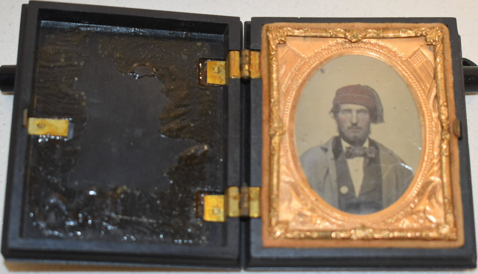 19th Century Zouve Daguerreotype: 19TH CENTURY NINTH PLATE DAGUERREOTYPE OF A MAN DRESSED IN ZOUVE HAT AND ATTIRE IN A UNION HARD CASE W/ PATRIOTIC LINER - IMPERFECTIONS, NO CUSHION LINER LEFT INSIDE