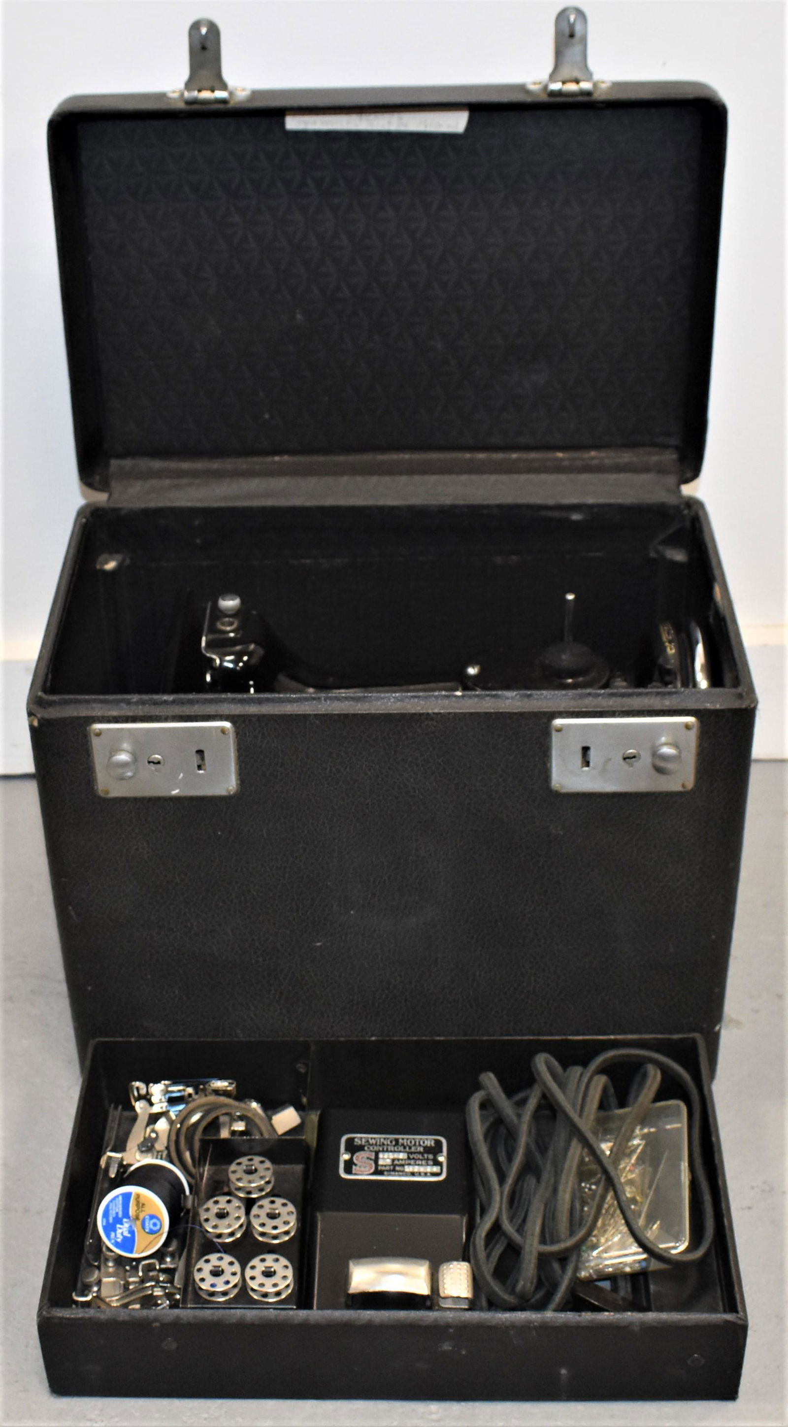 Singer Featherweight Sewing Machine (1 of 6)