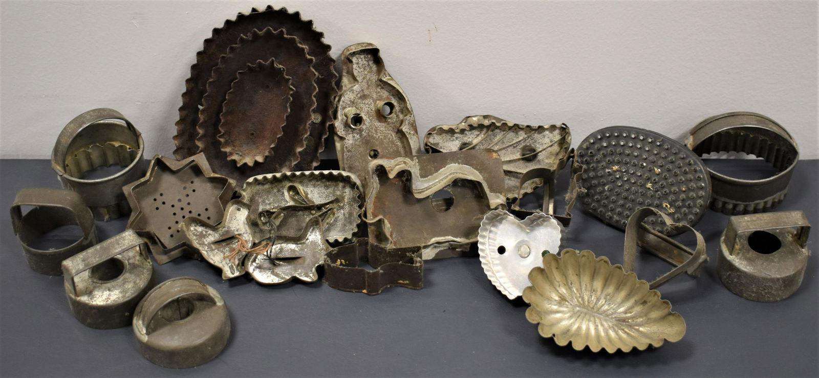 Lot Tin Cookie and Pastry Cutters (1 of 4)