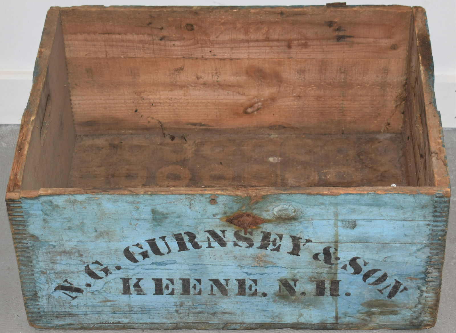 EARLY 20TH CENT PAINTED WOODEN STORAGE CRATE (1 of 2)