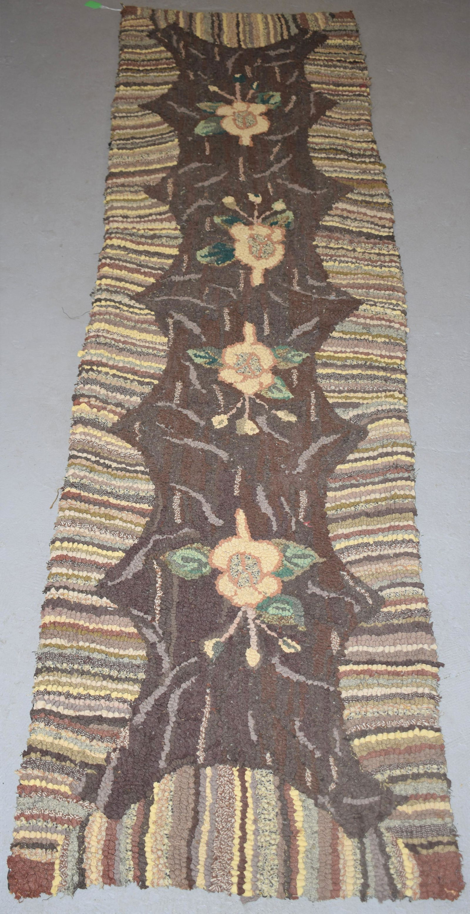 EARLY 20TH CENT HOOKED RUG (1 of 2)
