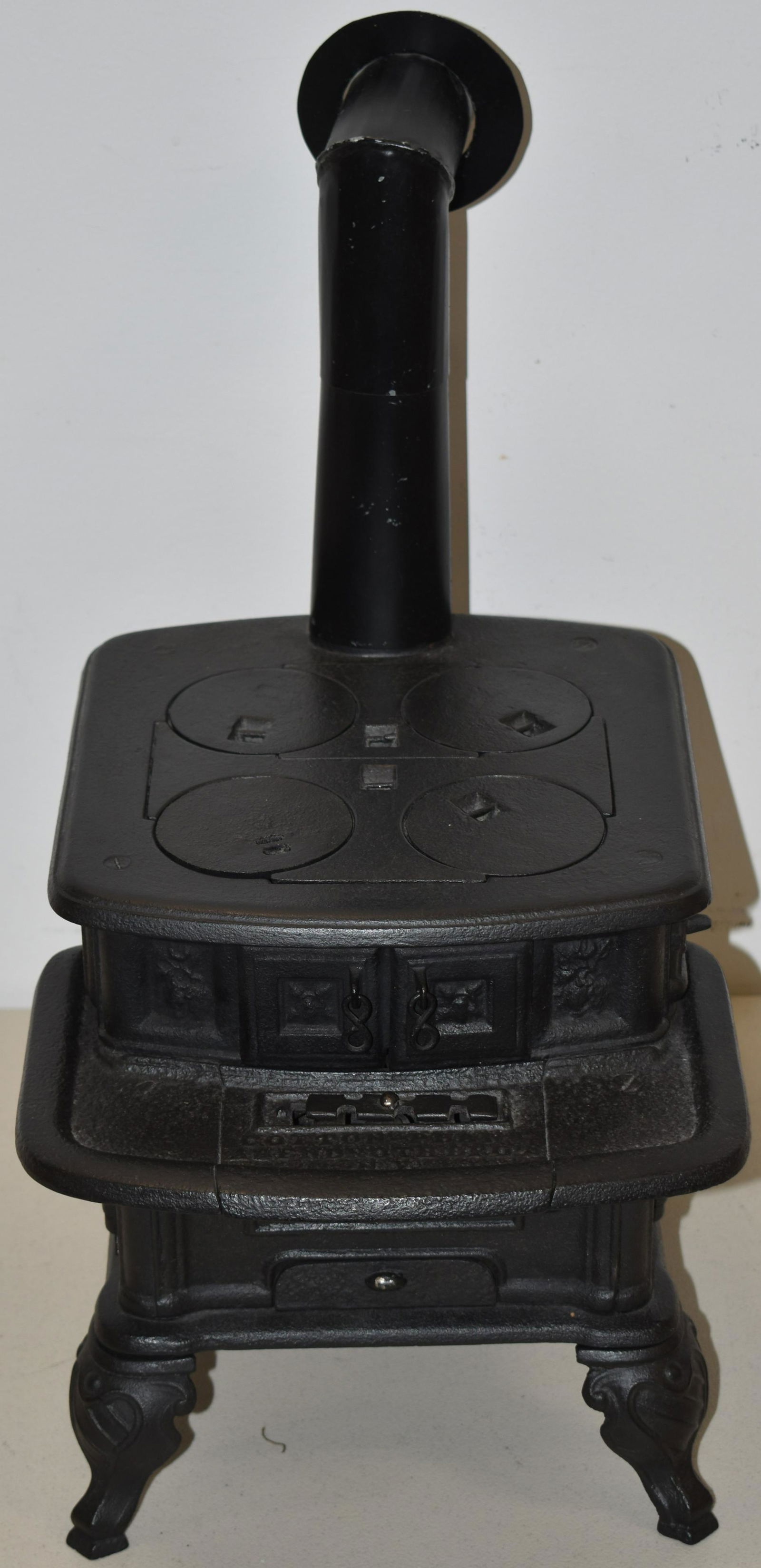ABENDROTH BRO'S CAST IRON SALESMAN SAMPLE STOVE (1 of 5)