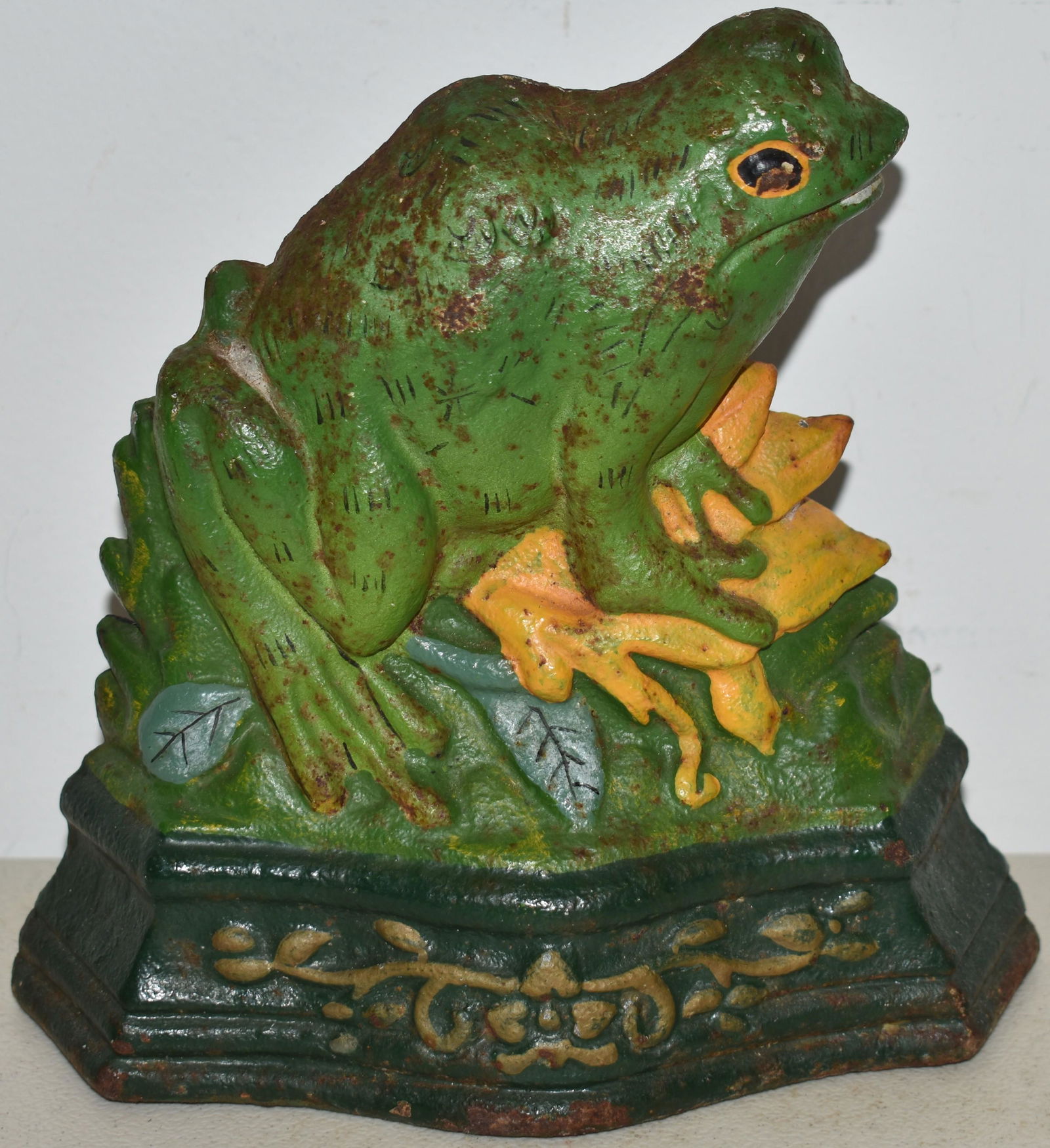 PAINTED CAST IRON FROG DOORSTOP (1 of 2)
